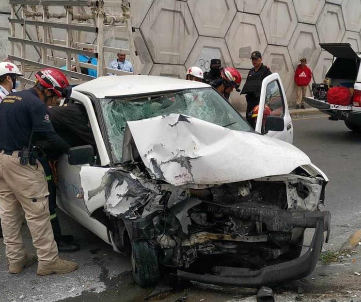 Pareja resulta lesionada tras accidente automovilístico