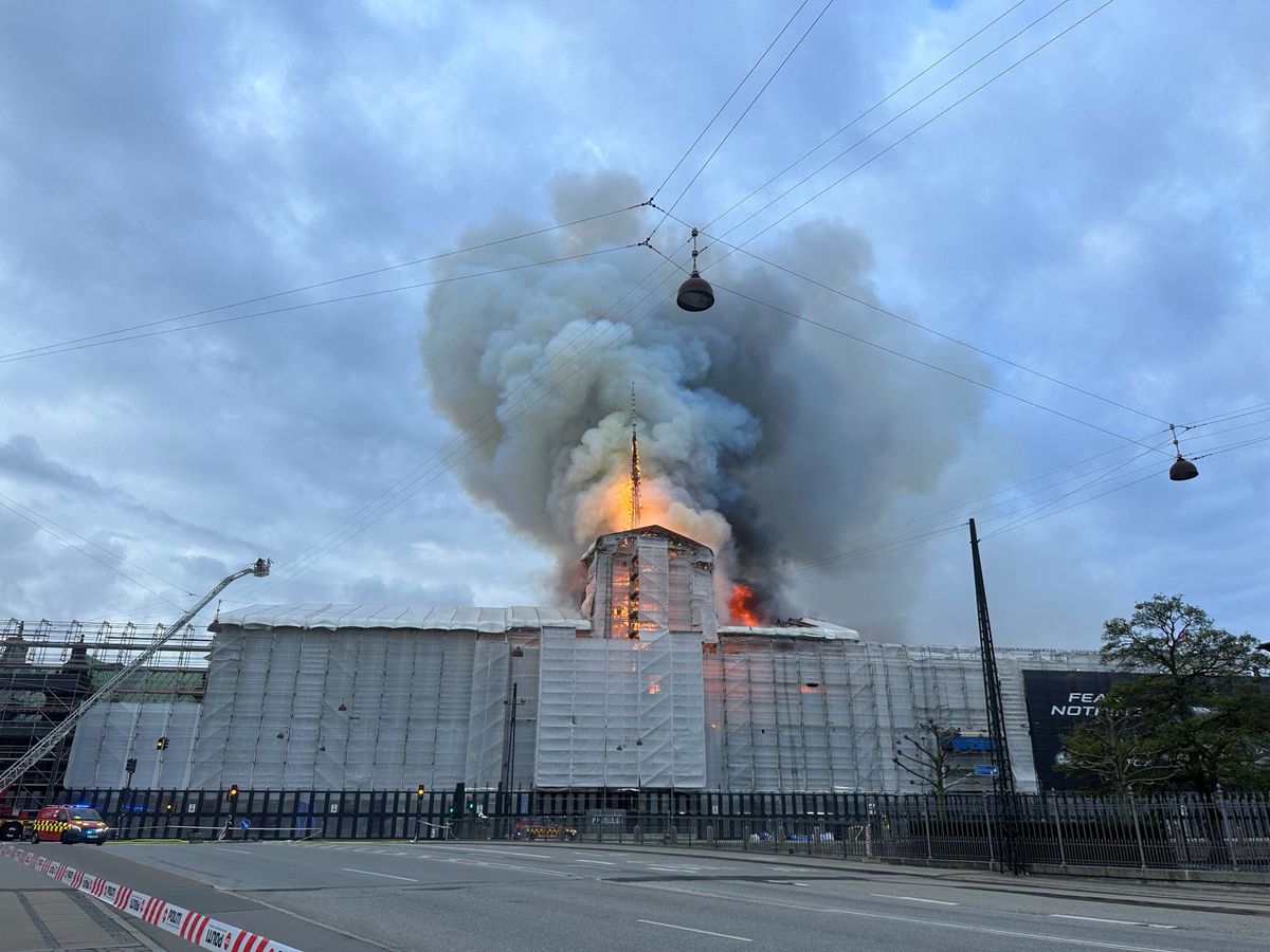 Controlan Incendio En Edificio De La Antigua Bolsa De Copenhague