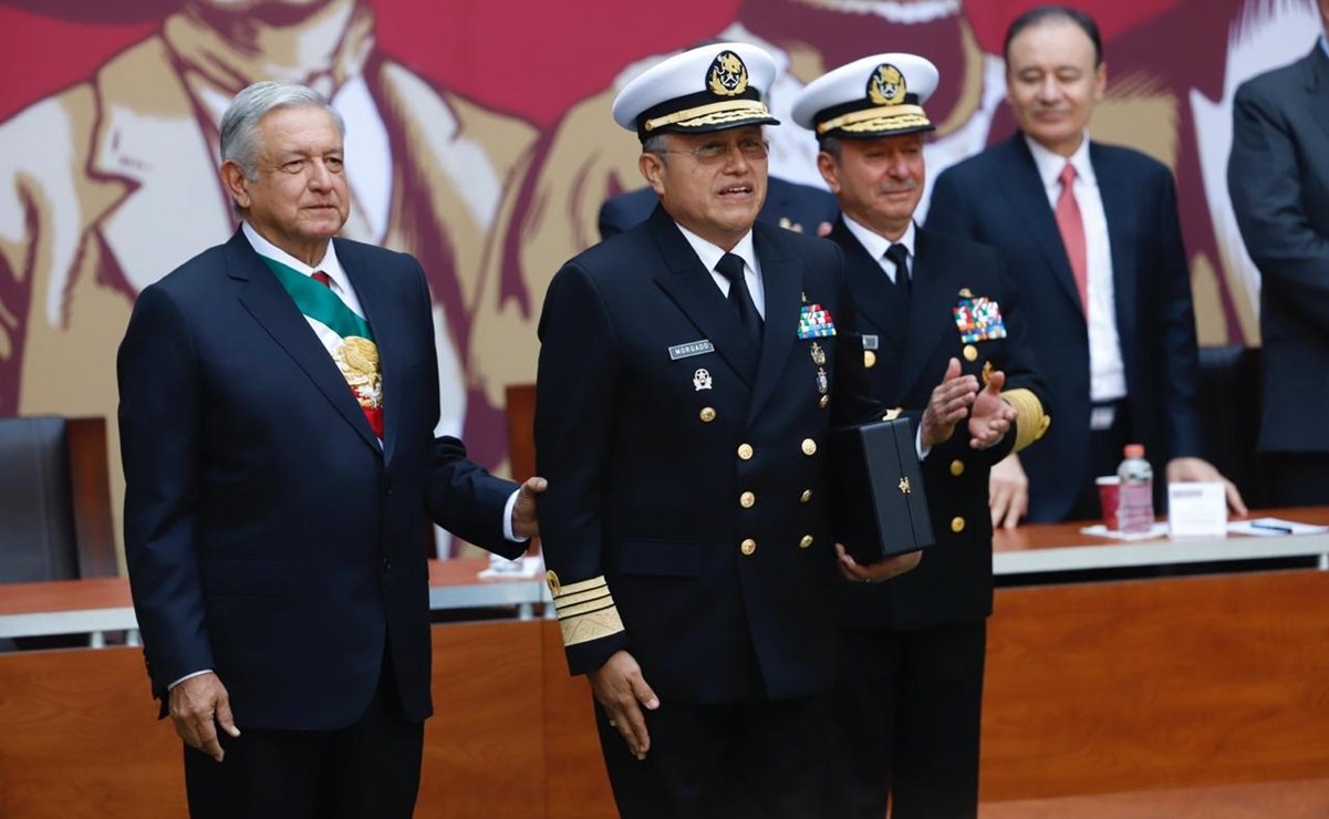 Entrega AMLO condecoraciones a titulares de la Sedena y la Semar
