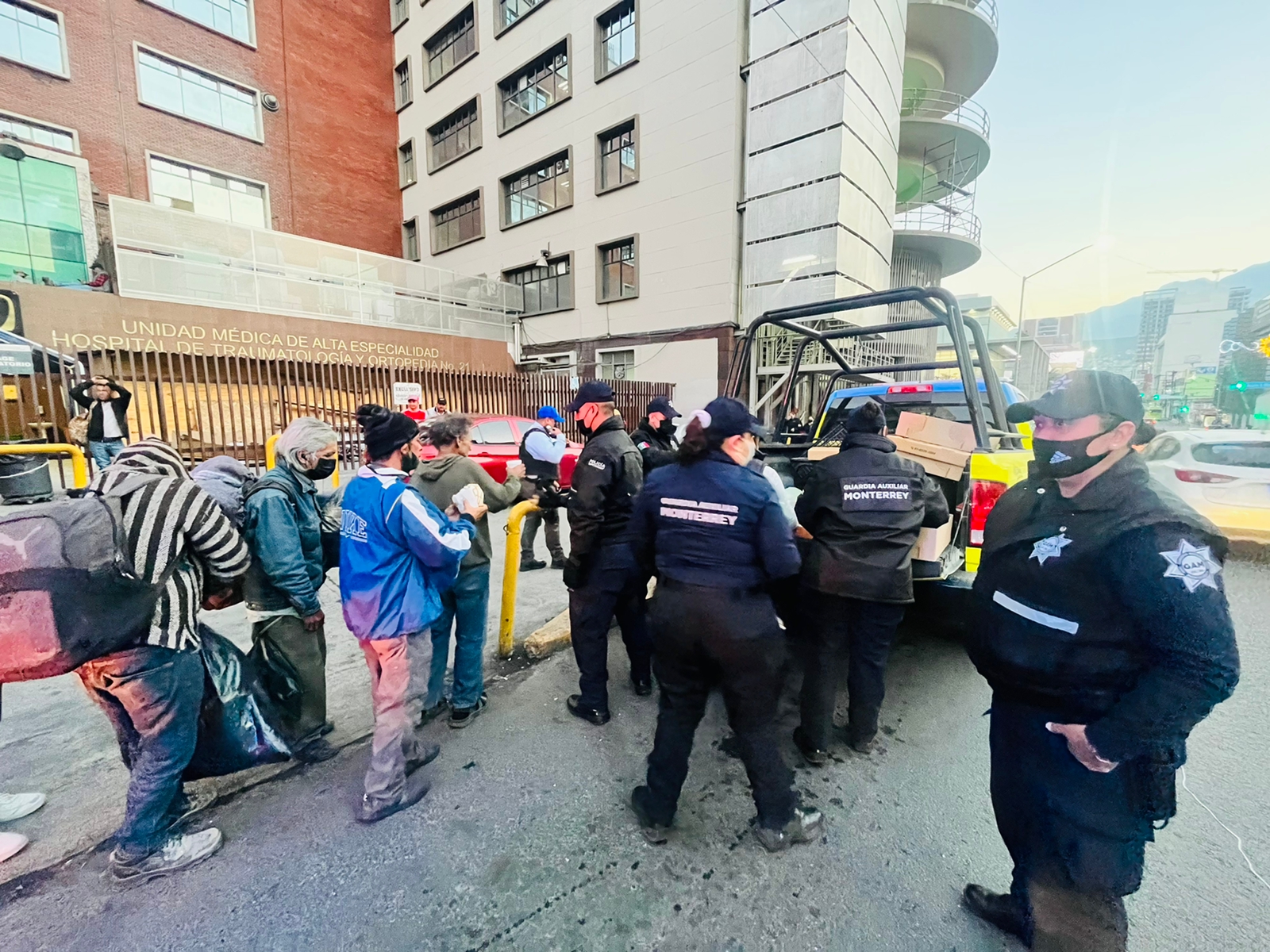 Llevan pan y café a hospitales Guardia Auxiliar y Policía de Monterrey