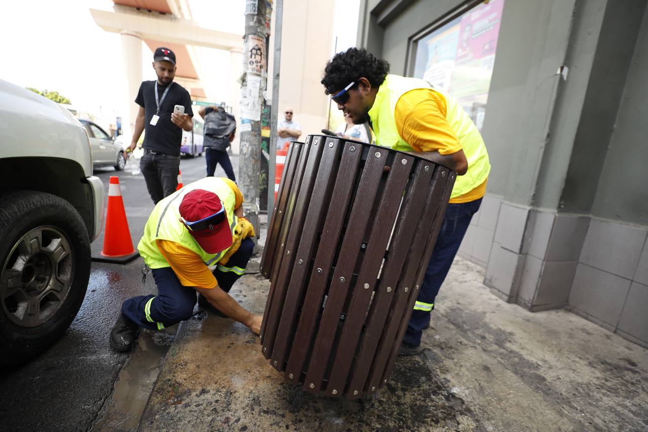 Instalan nuevos contenedores de basura de la zona Centro de Monterrey