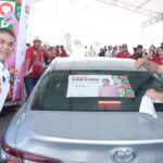 Más de 3 mil vehículos asisten a mega pega de calcas de Paco Treviño