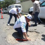 Luis Ángel Benavides repara baches en Linda Vista