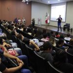 Presenta Adrián propuestas para jóvenes en la Universidad Metropolitana de Monterrey