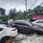 13 vehículos son arrastrados por la corriente en Guadalupe