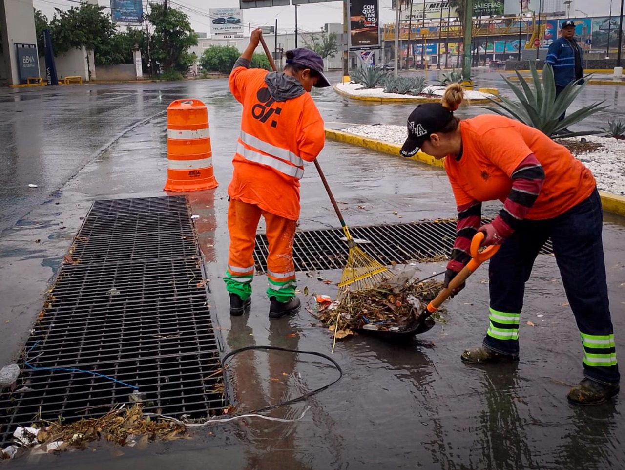 Limpian drenajes pluviales para prevenir inundaciones en Monterrey