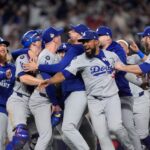 Los Dodgers celebran título con desfile y rinden homenaje a Fernando Valenzuela