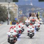 Policías y tránsitos de Monterrey llevan alegría navideña a niños del centro