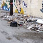 Sancionan a hombre por tirar basura y lo obligan a limpiar la zona afectada en San Nicolás