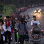 Caravana migrante en Chiapas se detiene en Huixtla tras recorrer 41 kilómetros