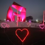 Santa Catarina celebra San Valentín con decoraciones en espacios públicos