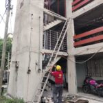Evacúan a 26 personas tras colapso de escaleras en edificio de Escobedo