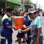 Protege San Nicolás a adultos mayores del calor con brigada de hidratación