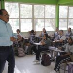 Andrés Mijes regresa al aula y rinde homenaje a los maestros en su día