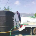 Abastecen tanques de agua en Santa Catarina por altas temperaturas