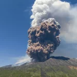 Erupción del Etna provoca evacuación de turistas; autoridades emiten alerta roja