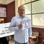 Mijes vota en elección judicial y llama a fortalecer la democracia