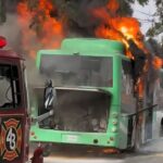 Incendio consume unidad de transporte público en avenida Benito Juárez