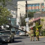 Camión derriba poste y provoca fuga de gas en Valle de Infonavit