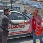 Protección Civil de Santa Catarina entrega agua embotellada para prevenir afectaciones por altas temperaturas