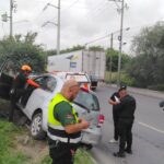 Conductora resulta lesionada tras impactar su vehículo contra un árbol en Apodaca
