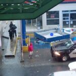 Muere mujer al desplomarse anuncio panorámico durante tormenta en San Nicolás