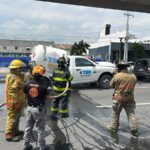 Fuga de gas tras choque entre tres vehículos moviliza a cuerpos de auxilio en Guadalupe