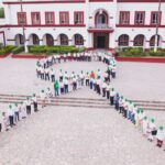 Escobedo forma gran moño verde y alza la voz contra el maltrato a personas adultas mayores