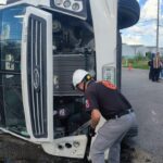 Vuelca transporte de personal en Ciénega de Flores; reportan ocho lesionados