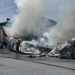 Arde tráiler sobre la Carretera a Laredo; cierran dos carriles en Apodaca