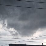 Lluvia intensa y granizo sorprenden a Apodaca mientras persiste alerta por fuertes vientos