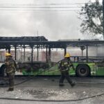 Camión de la Ruta 527 se incendia en Guadalupe; evacúan a unos 50 pasajeros