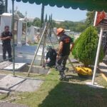 Protección Civil auxilia a mujer que cayó en una tumba durante visita a un panteón