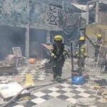Fuego consume basura y ropa en inmueble abandonado de Monterrey