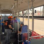 Tres pasajeros reciben atención tras choque entre ruta urbana y camión recolector