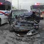 Impacta camioneta a transporte de personal en Zuazua