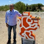 Mijes lleva a Cadereyta su “Monumento a la Corrupción e Ineficiencia” por retrasos en Puente La Unidad