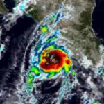 Polo pierde fuerza a categoría 1 mientras la tormenta Rachel genera oleaje en Michoacán