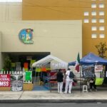 Mantienen plantón trabajadores del IMSS; esperan resultado de votación salarial